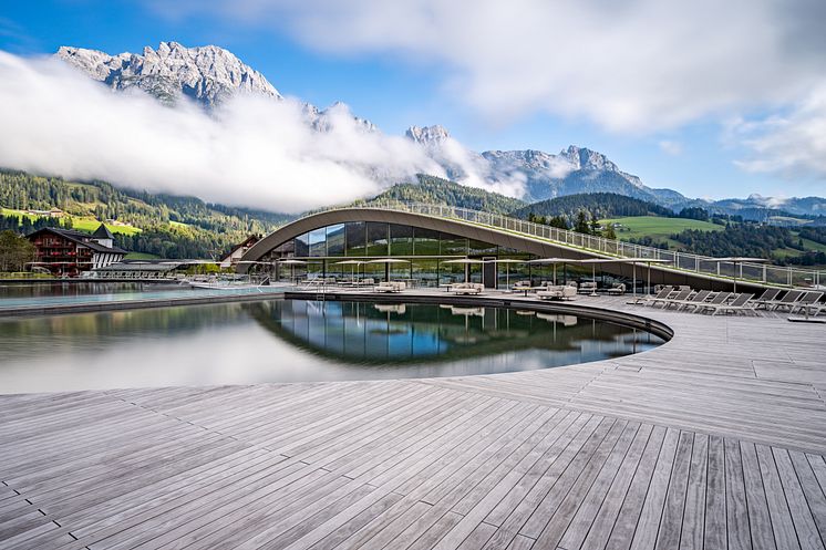 Wellness Terrasse mit Holz: „ATMOSPHERE by Krallerhof