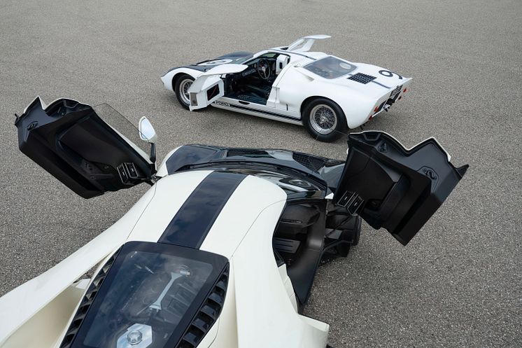 2022 Ford GT ’64 Heritage Edition and 1964 Ford GT prototype_04