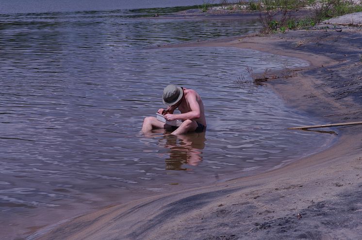 Johannes Bergsten i flod på Madagaskar