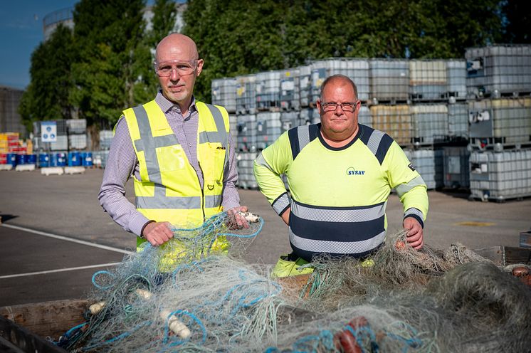 Sysavs medarbetare Kim Bodi och Nicklas Malmsten vid en av de tio pallarna fiskegarn som går till Ukraina 