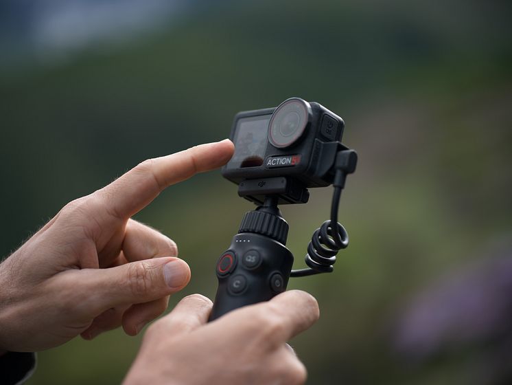 Osmo Action 5 Pro_Hiking_Touchscreens.jpg
