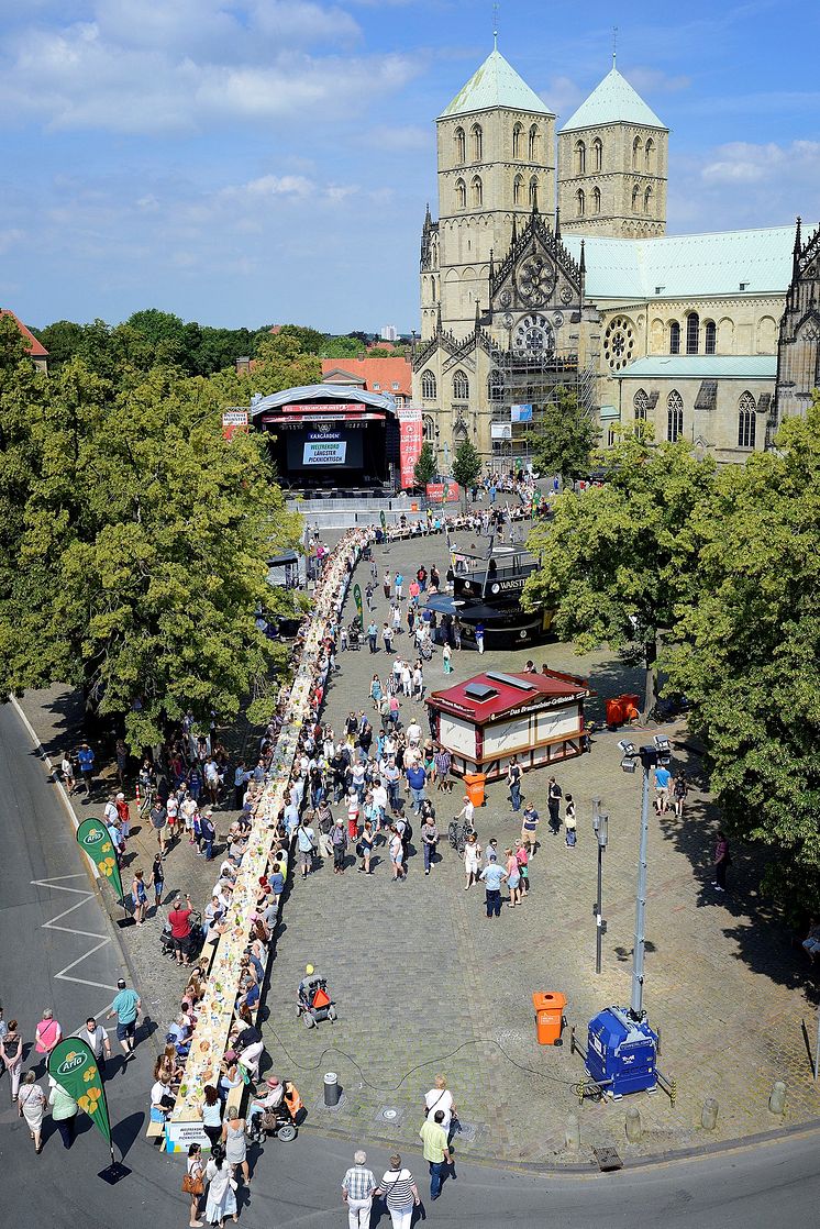 Längs über den Domplatz in Münster zieht sich der längste Picknicktisch der Welt. Insgesamt nahmen bis zum Mittag mindestens 1.600 Gäste daran Platz.