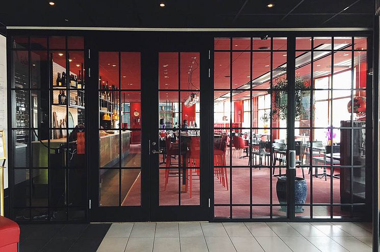 Rött och svart ger en livfull och grafisk profil till restaurangen. 