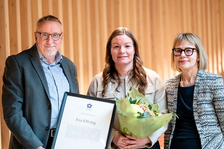 Från vänster: Jörgen Elbe, Rektor, Eva Elfving, årets alumn, Maria Jansdotter Samuelsson, Prorektor