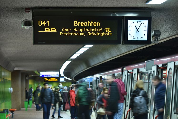9_Fahrgäste in Stadtbahnhaltestelle_a.jpg