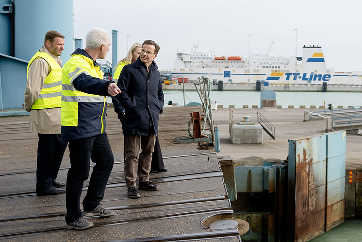 Säkerhetschef Krister Jonsson visar tågklaffen i Trelleborgs Hamn