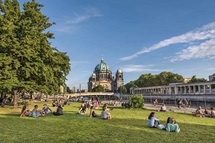 Berlin_Relaxen_im_James-Simon-Park,_im_Hintergrund_der_Dom