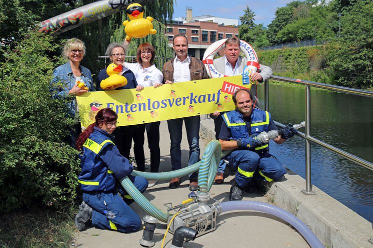 Veranstalter des 19. Leipziger Wasserfestes mit Mitarbeitern des THW