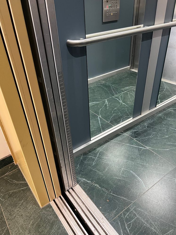 Interior Entrance cladding and flooring in Dekton ID Wallenstam green marble (1)