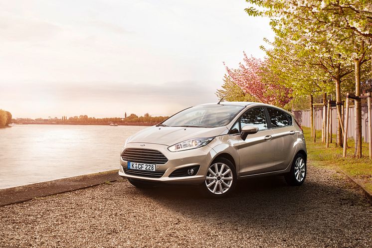 Ford Fiesta väriltään Silver Silk