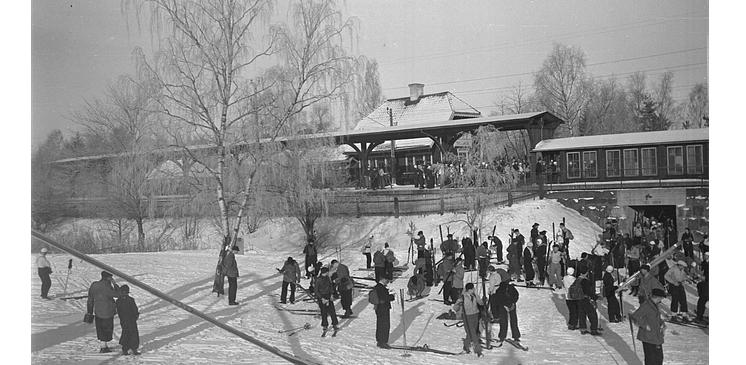 Skidåkare som rest med tåget till Tullinge, 1938. 