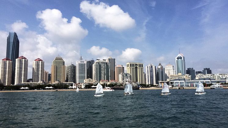 Optisegeln vor der Skyline von Qingdao