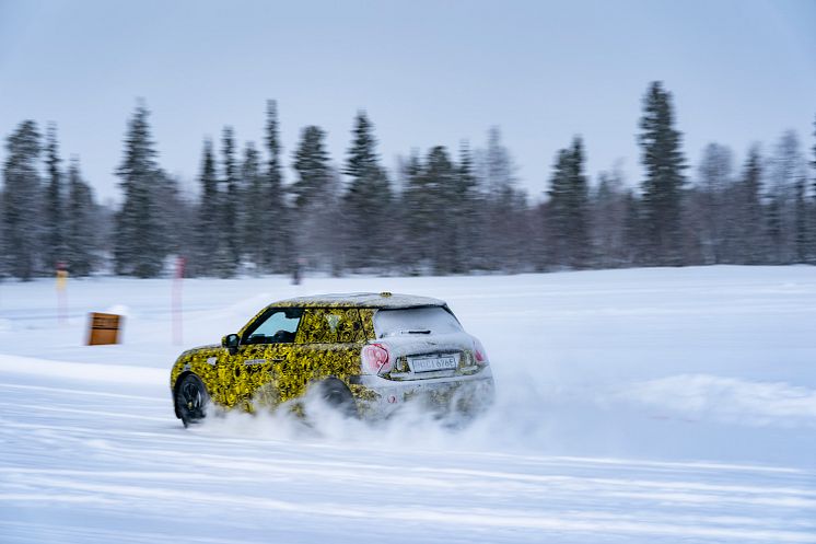 Neste generasjon elektriske MINI testes på nordisk is og snø