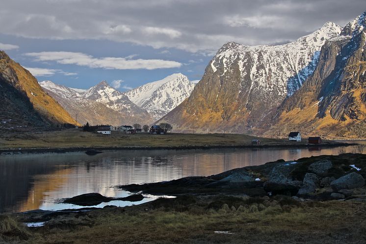 Einzigartiger Blick auf den Fjord in Hennignsvaer umrahmt von hohen Berge schneebedeckt