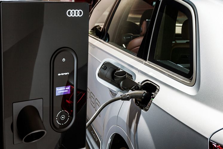 Væg-kontrolpanel til elektrisk opladning (her af Audi Q7 e-tron)