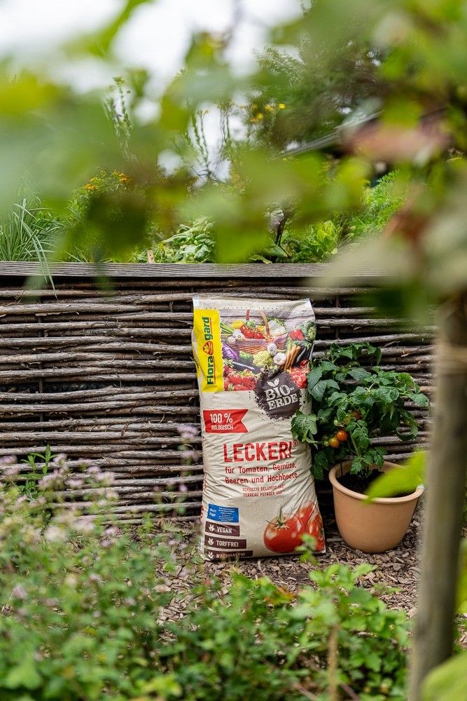Floragard_Bio-Erde Lecker_vor Hochbeet.jpg