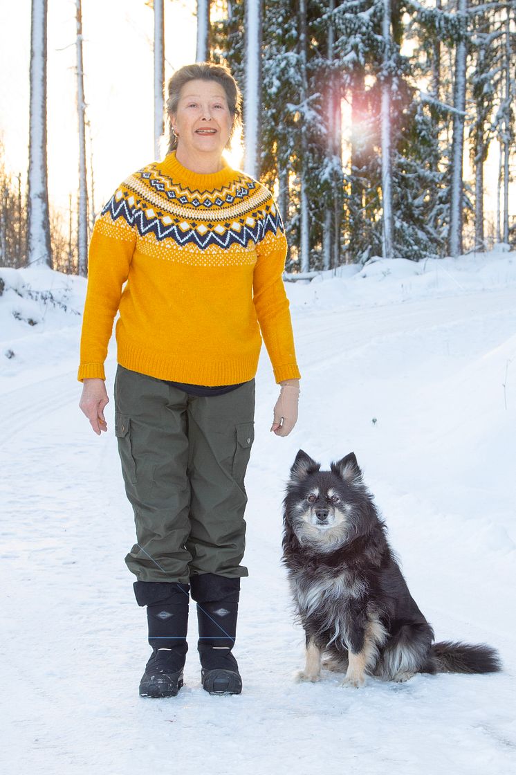 Anne-Christina Ström och finska lapphundstiken Saiva. Fotograf Yvonne Ekholm.