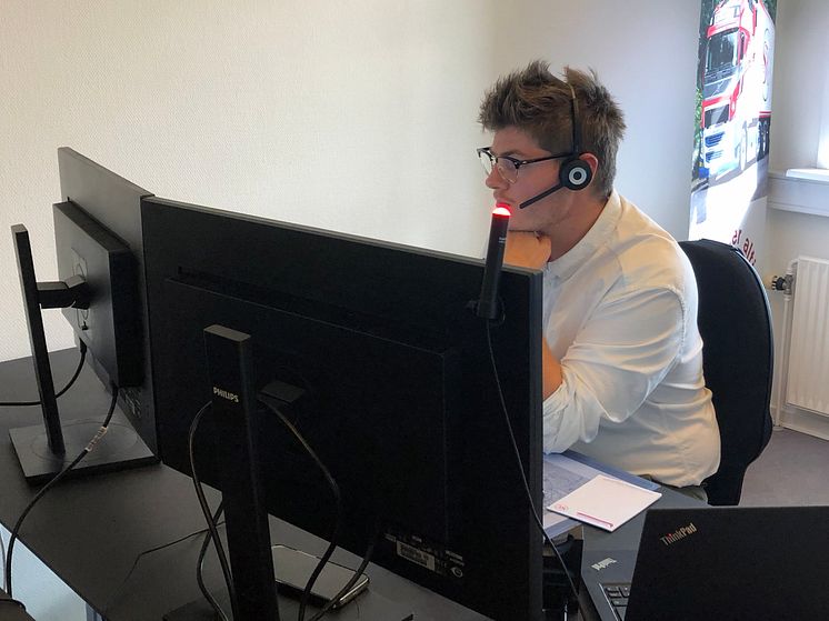 Ronnie David Bossen Katberg ved sin arbejdsstation
