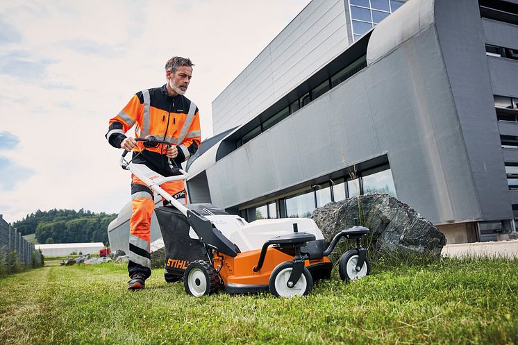 STIHL RMA 765V akkukäyttöinen ruohonleikkuri jopa 3100 neliömetrin nurmialoille