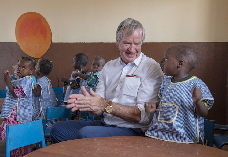 Norwegians koncernchef Bjørn Kjos med skolbarn i den Centralafrikanska republiken