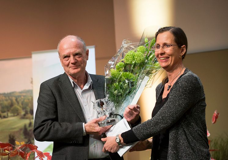 Rolf Löfgren får Artdatabankens naturvårdspris 2016 av Lena Sundin Rådström, chef för Artdatabanken, SLU.