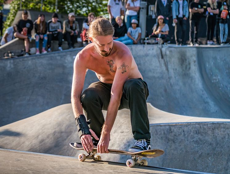 Kenny Coombs, från Portland Oregon USA, kör en Frontside Fifty Fifty Mute Grab i Actionpark Göteborg. 