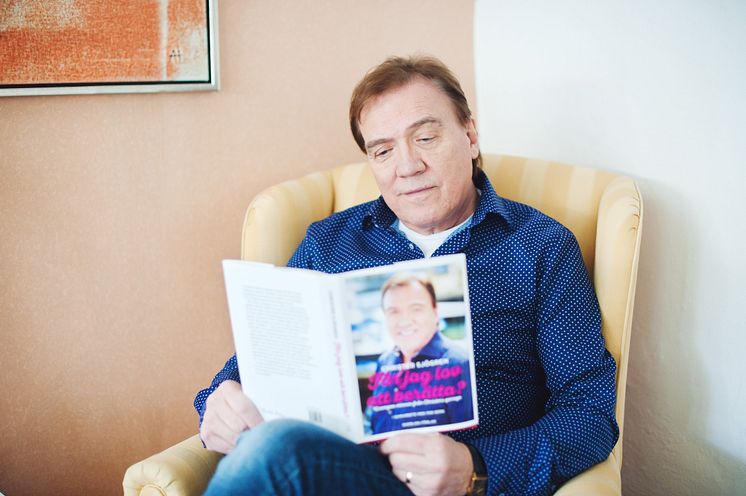 Christer Sjögren med sin bok Får jag lov att berätta - kramgoa minnen från Christers garage