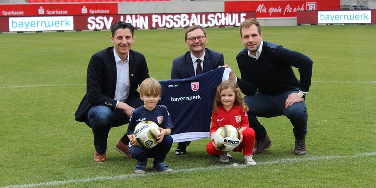 Eine Partnerschaft, von der fußballbegeisterte Kinder in ganz Ostbayern profitieren werden: Die Bayernwerk AG ist Hauptsponsor der Jahn Fußballschule.