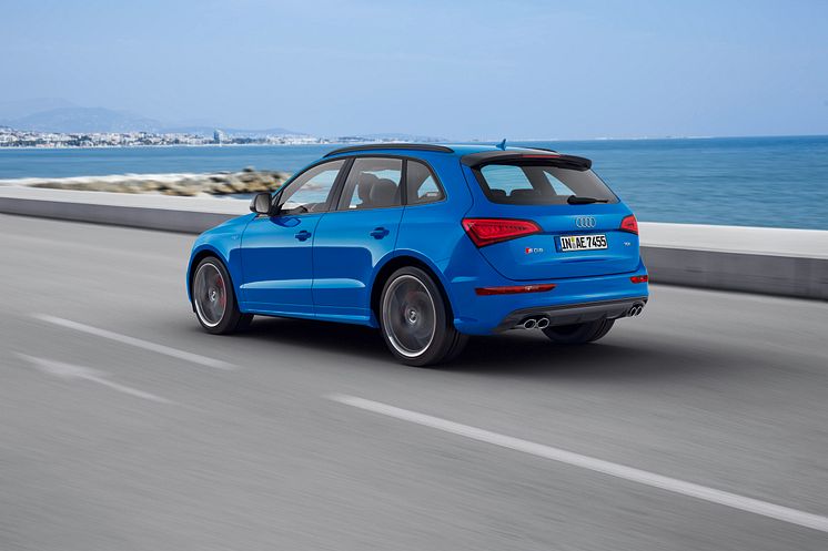 Audi SQ5 TDI plus - crystal effect paint finish Ara Blue rear dynamic