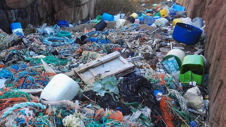 Plastskräp i en vik på Vedholmen, Bohuslän.