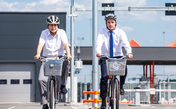 Valdo Kalm und Paavo Nõgene testen den Radweg im Hafen von Tallinn Terminal D. (Fotos: Raul Mee)