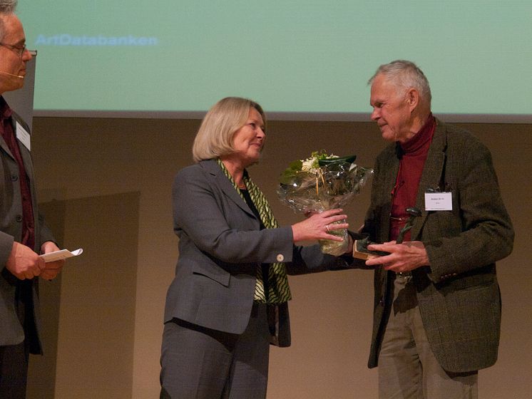 SLU:s rektor Lisa Sennerby Forsse delar ut naturvårdspriset 2011 till Anders Delin.