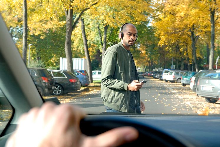 Miért kerül halálos veszélybe a gyalogos az úton? Mert telefonál, SMS-ezik vagy épp videót néz – a Ford felmérése szerint