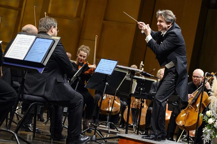 Foto 2022_Erik Solén dirigerande och orkestern