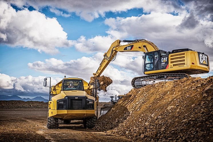 Cat 336F L XE hybridgrävmaskin och Cat dumper (hi-res)