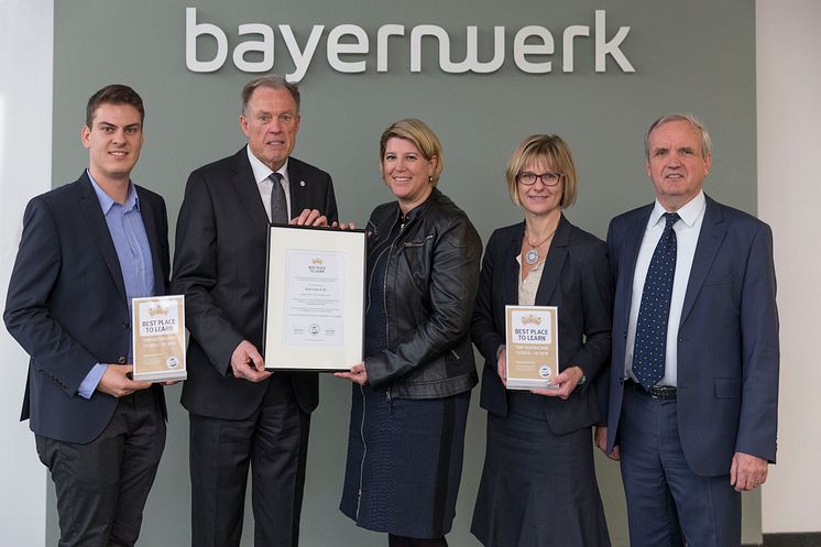 Foto: vl.: Fabian Brunner (Jugendauszubildenden-Vertretung Bayernwerk), Heiko Köstring (Geschäftsführer Aubi-plus), Sigrid Nagl (Personalleiterin Bayernwerk), Beate Rubenbauer (Ausbildungsleiterin Bayernwerk), Karl-Heinz Lex (IHK Regensburg)