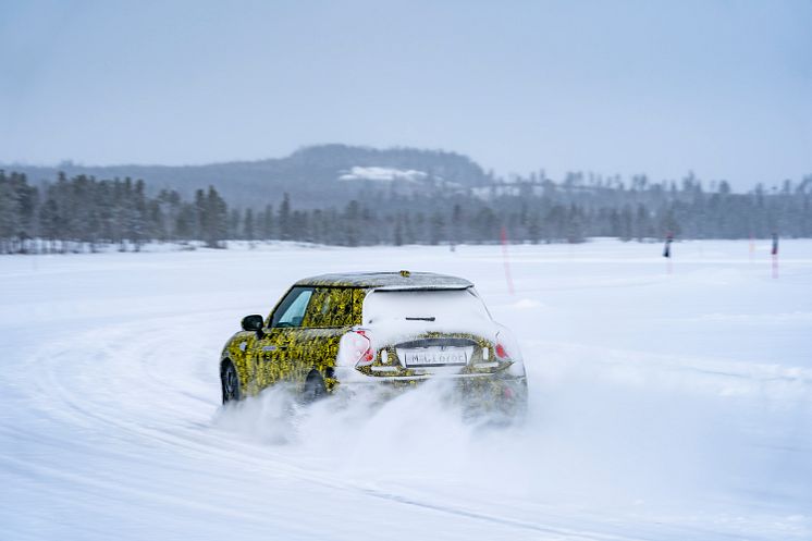 Neste generasjon elektriske MINI testes på nordisk is og snø