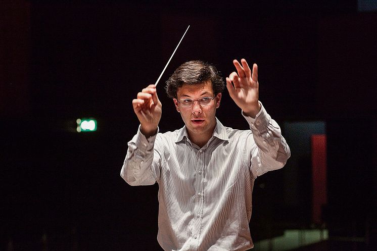 christian dirigeert - foto Leo van Velzen