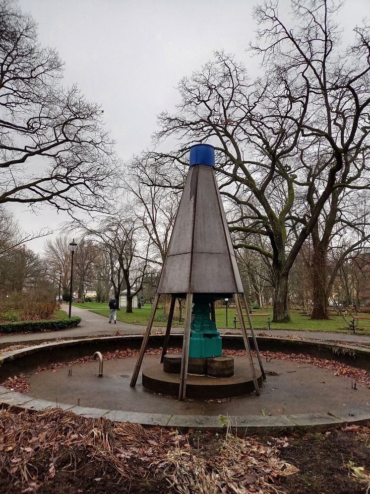 Skyddshölje runt fontänen i Stadsträdgården