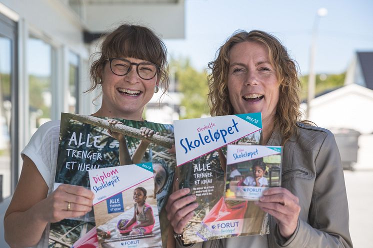 Kirsten og Bjørg Astri fra FORUT viser fram materiellet til årets FORUT Skoleløpet