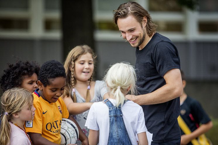 Kevin Walker delar ut aktivitetsväskan