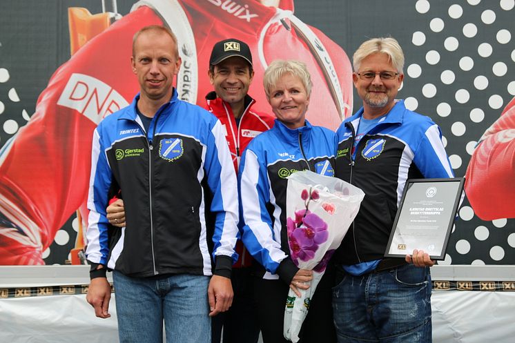Gjerstad IL tar i mot prisen (fra venstre: Stein Winterkjær, Ole Einar Bjørndalen, Ellen Winterkjær og Robert Aasbø )