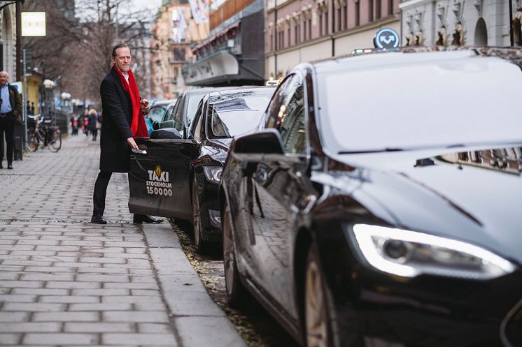 Daniel Helldén, trafikborgarråd i Stockholms stad. Taxi utan buller och utsläpp växer fram i Stockholm genom Nollzon där företag kan ansluta sig för elbilstaxi