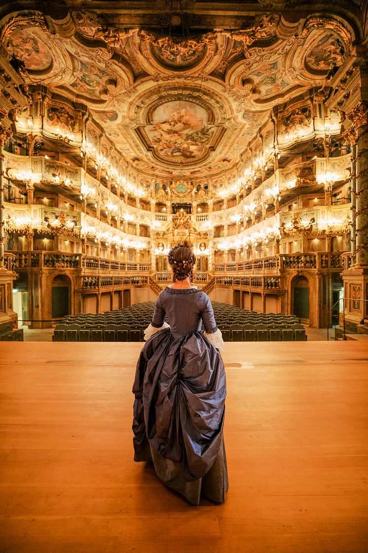 Bayreuth_Darstellerin_im_UNESCO_Weltkulturerbe_Markgräfliches_Opernhaus