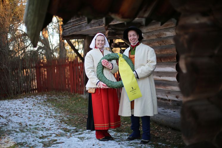 Elsa Hermansson och Gustav Johnsson kranskulla och kransmas Mora