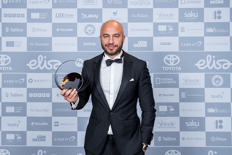 Dar Salim modtager prisen for Best Actor 