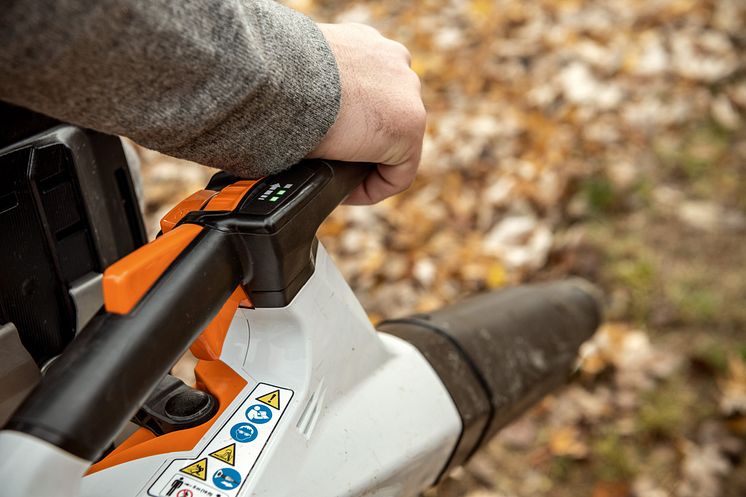 STIHL BGA 200 akkupuhallinta on helppo hallita yhdellä kädellä