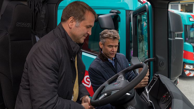 CEO Martin Gruber und Direktor Scania Österreich Manfred Streit im Scania R 450 4x2.jpg