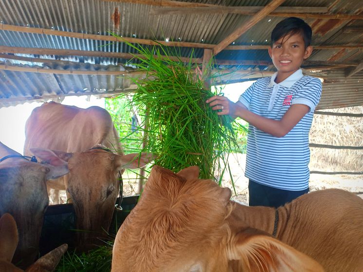 Bun 12 år i sin hemby i Kambodja.