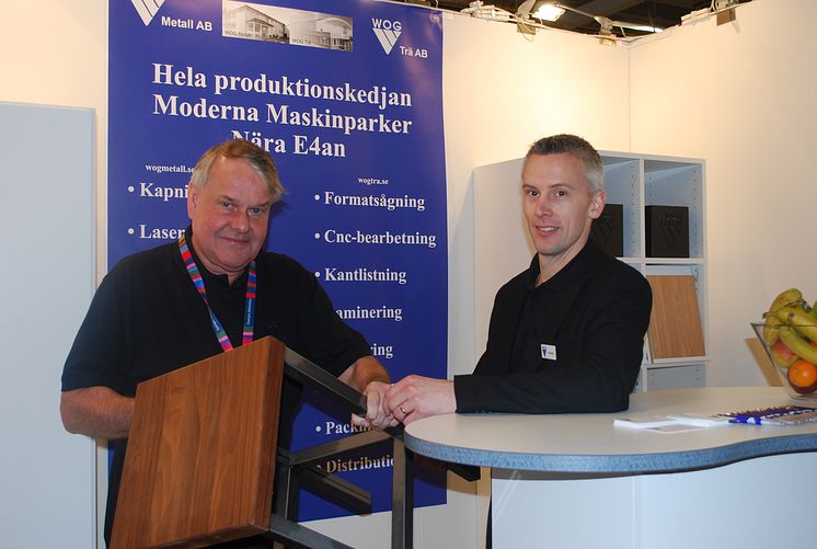 Anders Rittfeldt och Kristoffer Davidsson visar upp en caféstol där både WOG Metall och WOG Trä har varit involverade i produktionen.